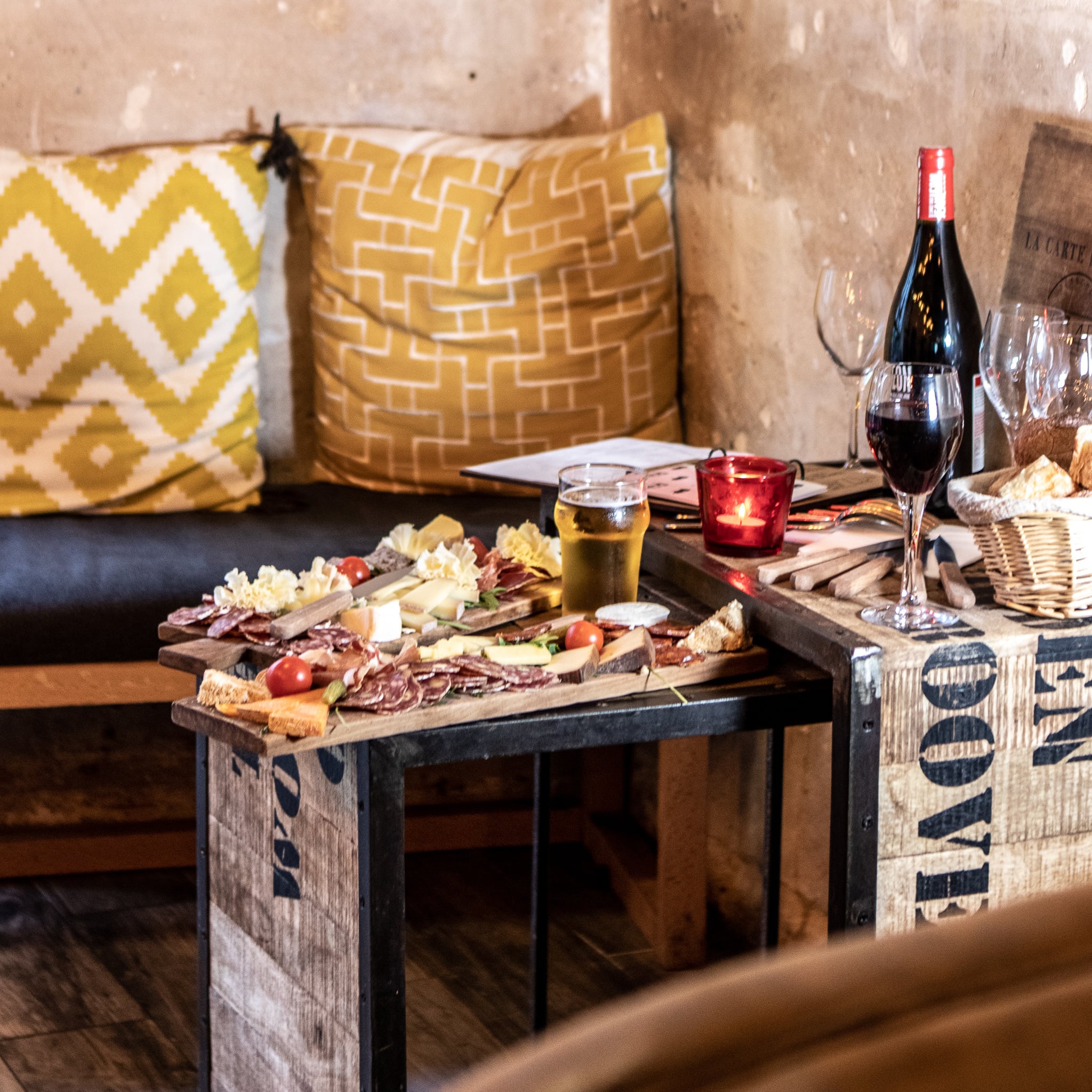Une planche à composer de charcuterie et de fromage dans une de nos caves